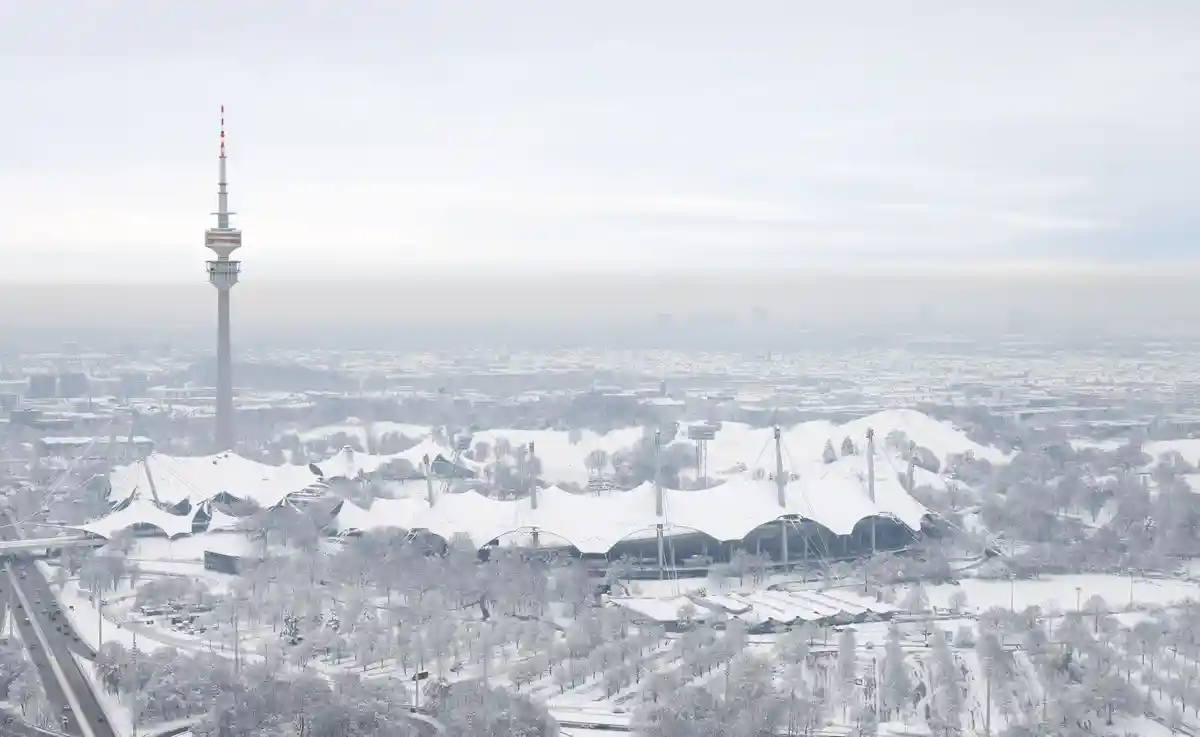 Олимпийский парк:Заснеженный Олимпийский парк с Олимпийской башней виден с одного из жилых домов.