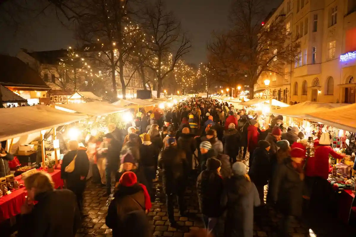 Открытие рождественского рынка в Альт-Риксдорфе:Посетители прогуливаются по рождественскому рынку в Альт-Риксдорфе.