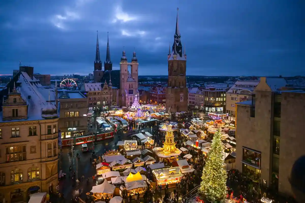 Открывается рождественский рынок в Галле:Рождественский рынок с Красной башней и Маркткирхе.