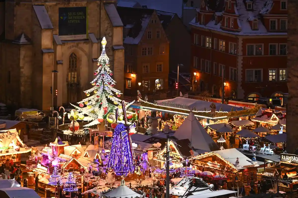 Открывается рождественский рынок в Галле:Под Маркткирхе расположены рождественские киоски и ярмарочные аттракционы.