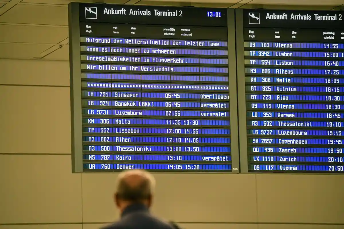Отмена рейсов в аэропорту Мюнхена:Табло информирует пассажиров в аэропорту Мюнхена о задержках рейсов.