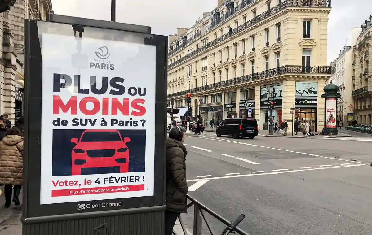 Париж:На рекламном щите город Париж сообщает о проведении общественных консультаций по вопросу повышения платы за парковку для внедорожников.