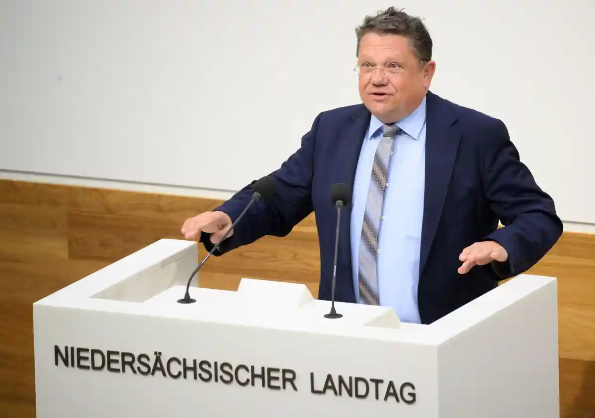 Парламент земли Нижняя Саксония:Андреас Филиппи (СДПГ), министр здравоохранения Нижней Саксонии, выступает в парламенте земли Нижняя Саксония.