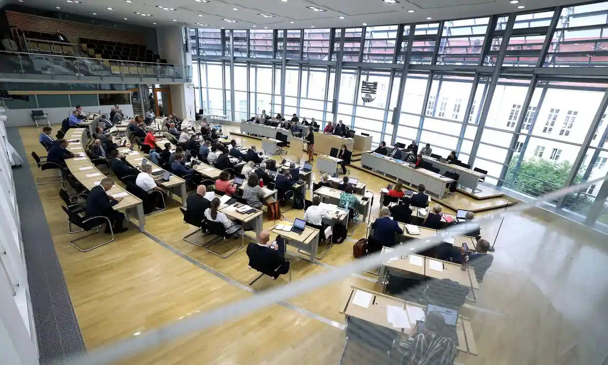 Парламент земли Саксония-Анхальт:Во время парламентской сессии члены парламента заседают в зале пленарных заседаний.