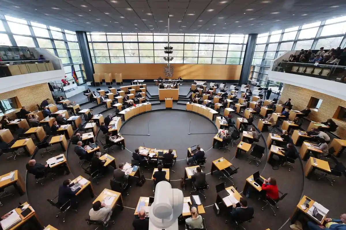 Парламент земли Тюрингия:Депутаты сидят в зале пленарных заседаний во время сессии парламента Тюрингии.