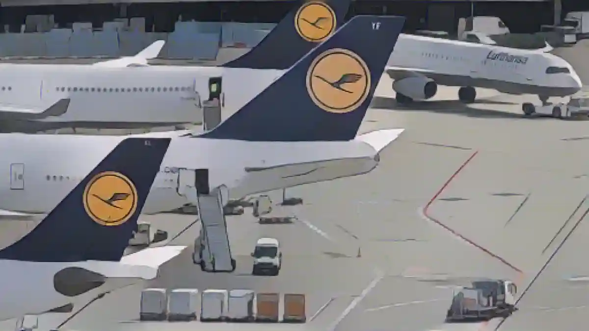Пассажирские самолеты авиакомпании Lufthansa стоят на стоянке в аэропорту.:Пассажирские самолеты авиакомпании "Люфтганза" в аэропорту. Фото