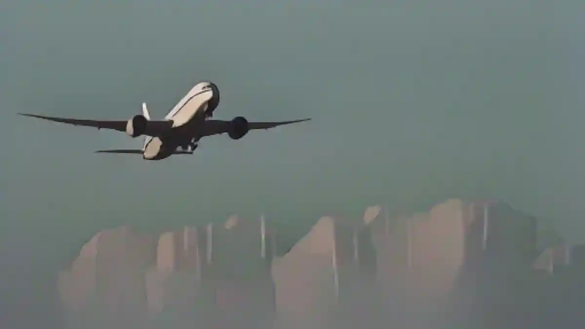 Пассажирский самолет взлетает из аэропорта.:Пассажирский самолет взлетает из аэропорта. Фото