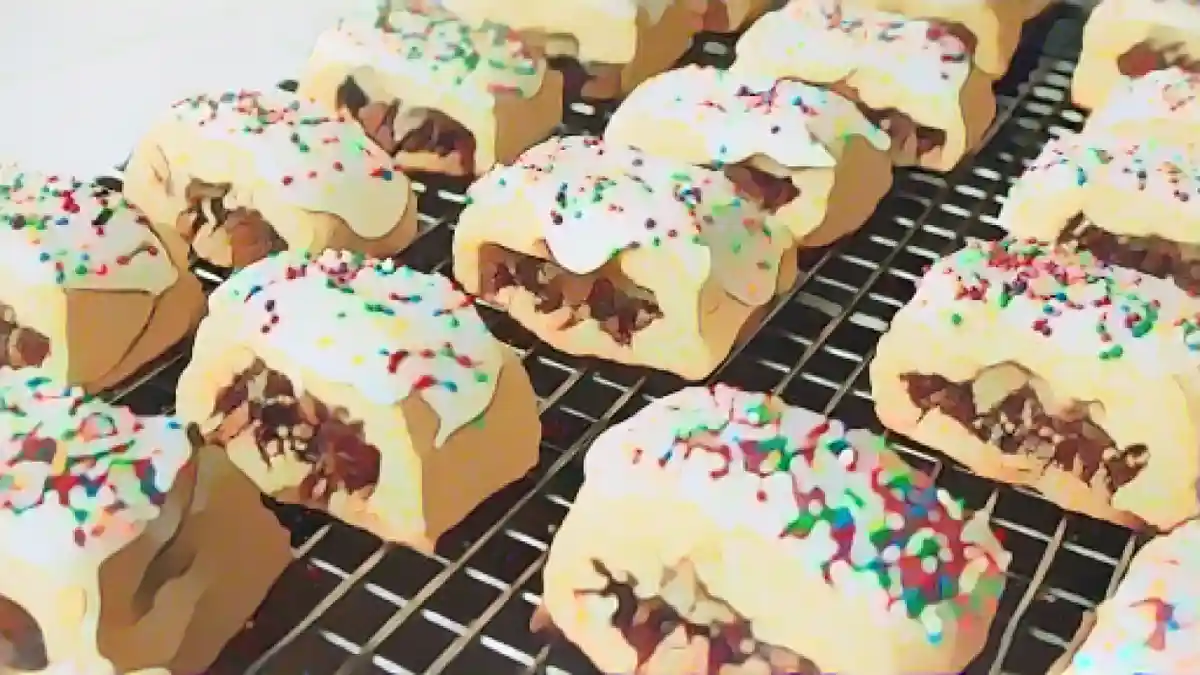 Печенье с инжиром в центре и разноцветными посыпками на решетке:Cuccidati - красочное итальянское рождественское печенье, которого вам так не хватало