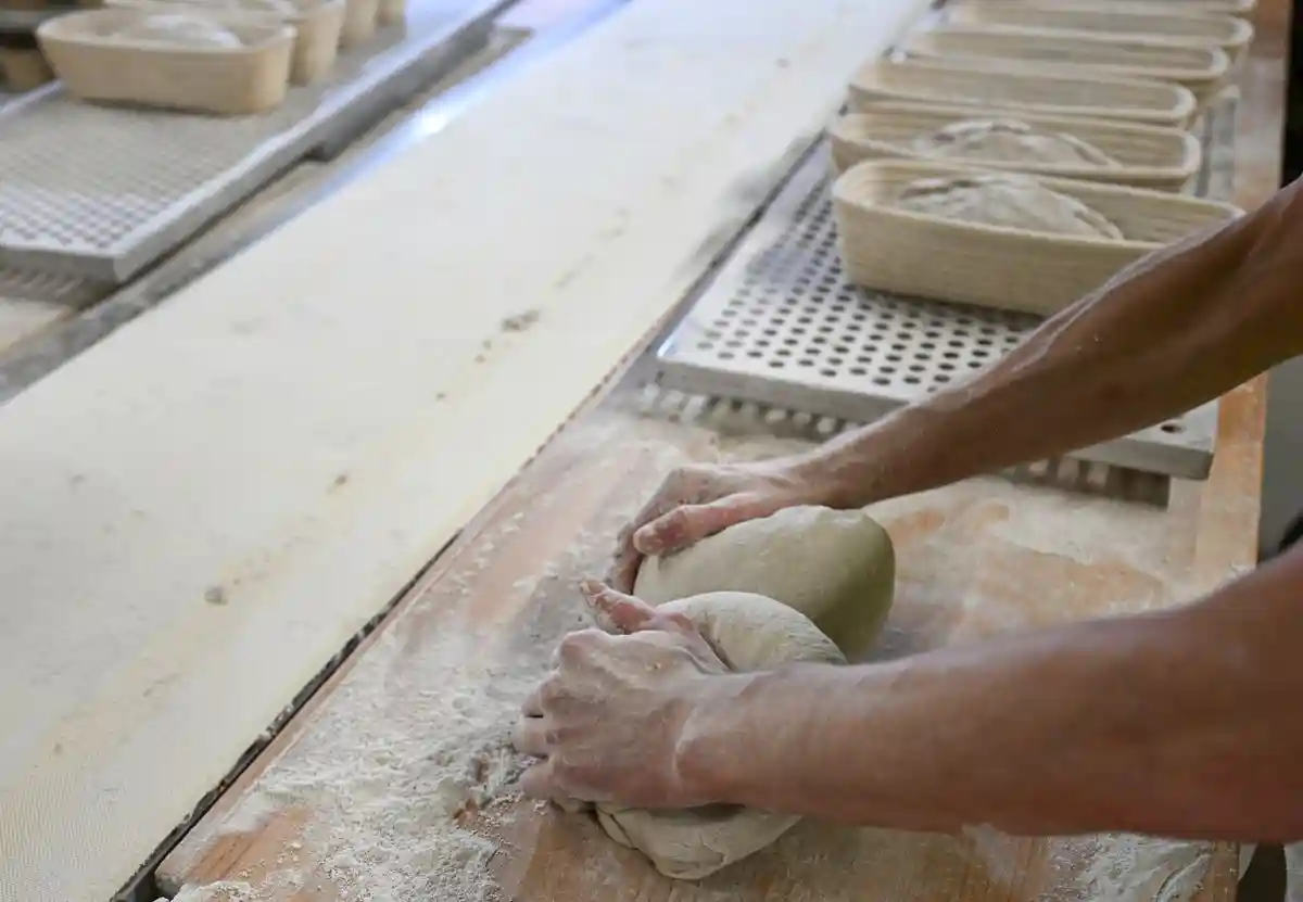 Пекарня:Хлеб обрабатывается в пекарне.