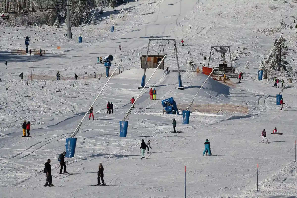 Первые горнолыжные и саночные подъемники открыты в горах Гарц:В районе Хексенритт на Вурмберге любители зимних видов спорта проводят время на свежем воздухе.