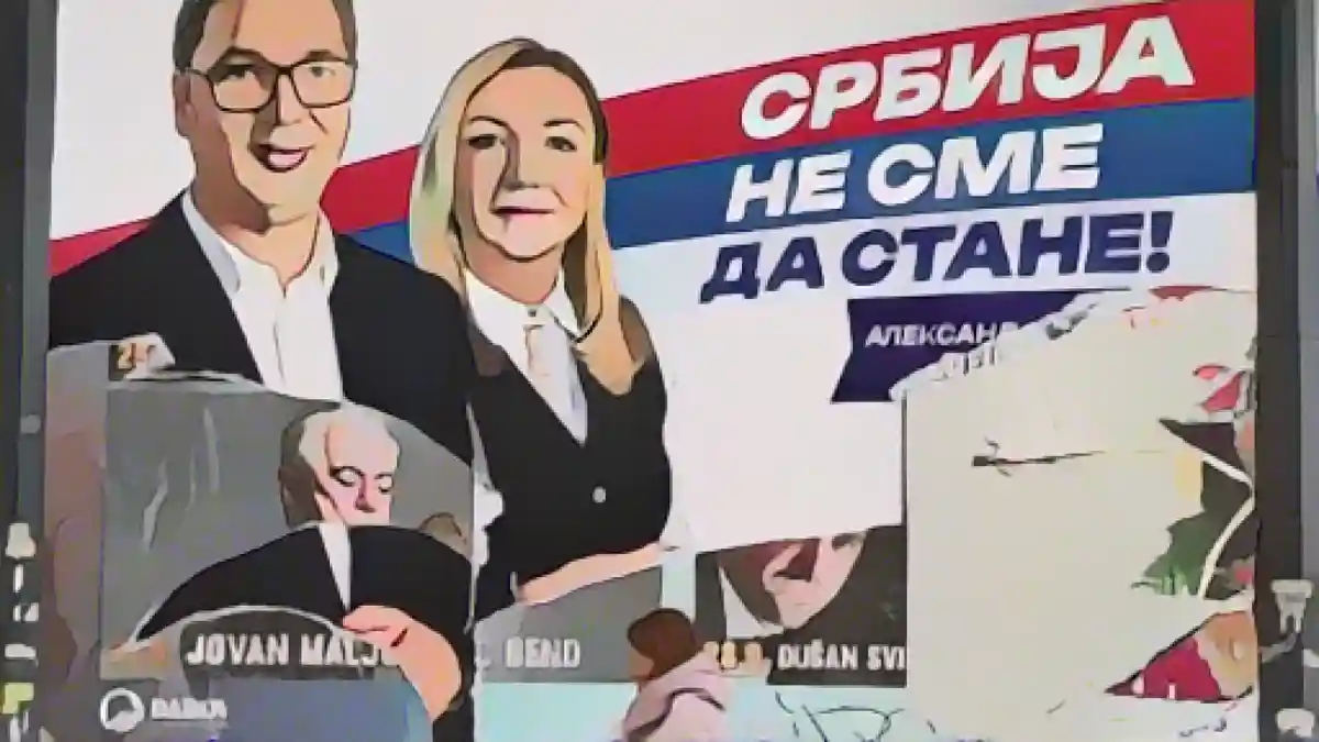 Пешеходы перед предвыборными плакатами в Сербии:Пешеходы перед предвыборными плакатами в Сербии