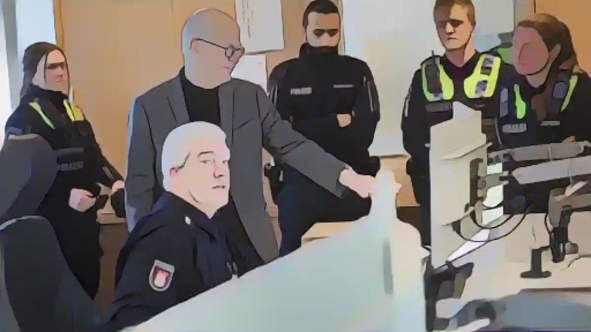 Петер Ченчер (3-й слева) беседует с дежурными в полицейском участке 26 в Гамбург-Осдорфе.:Петер Ченчер (3-й слева) беседует с дежурными в полицейском участке 26 в Гамбург-Осдорфе. Фото