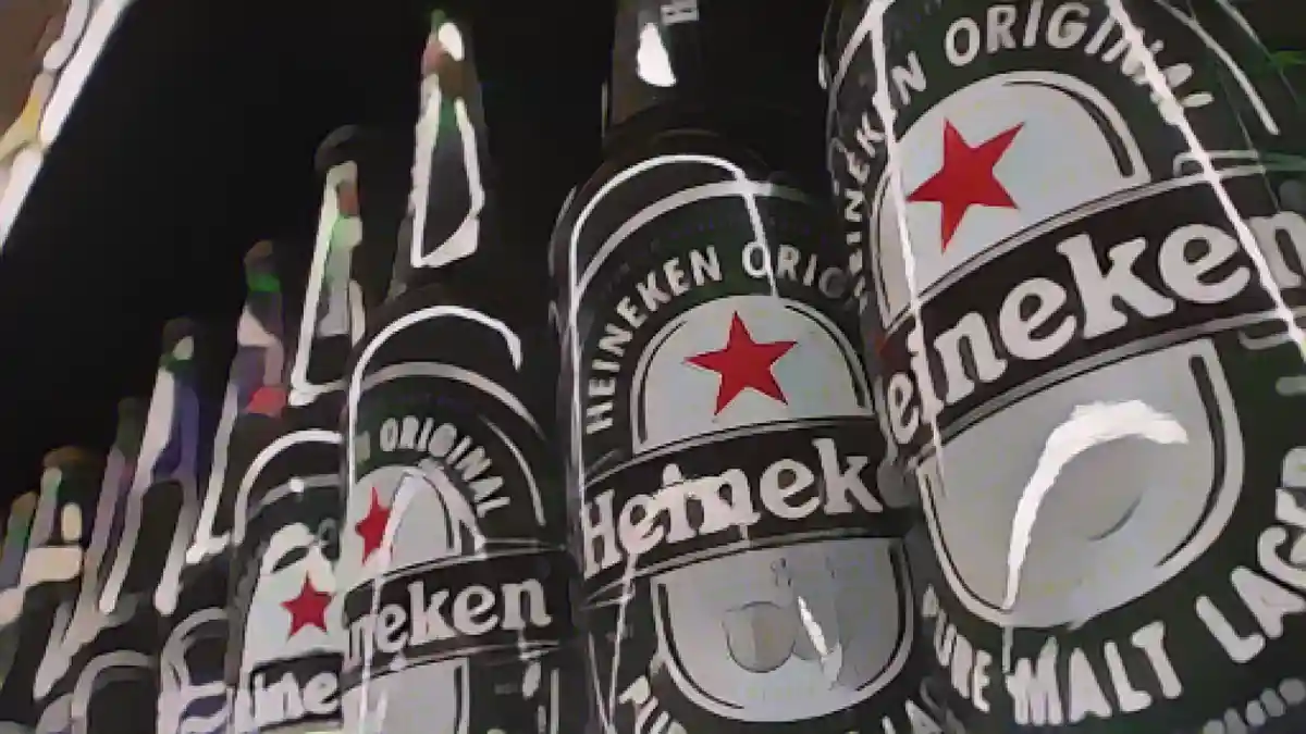 Пиво Heineken на полке супермаркета в Москве:Пиво Heineken на полке супермаркета в Москве.