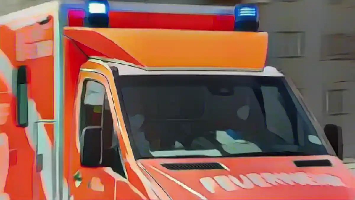 По дороге едет машина скорой помощи пожарной бригады.:Карета скорой помощи пожарной бригады едет по дороге. Фото