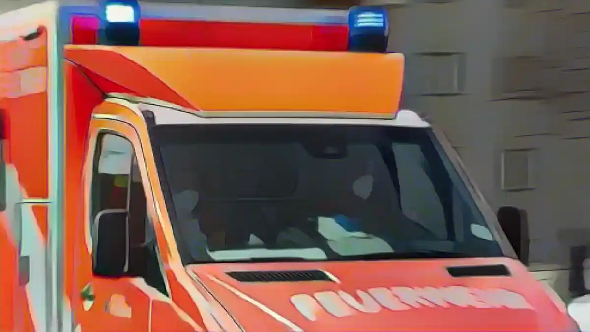 По дороге едет машина скорой помощи пожарной бригады.:Карета скорой помощи пожарной бригады едет по дороге. Фото