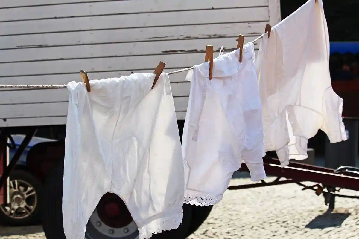 Особенно нельзя стирать белье белого цвета и развешивать его потом на веревках. Фото: Kerstin Riemer / Pixabay