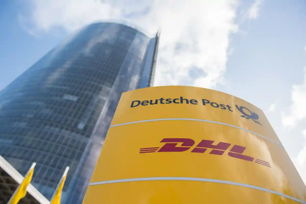 Почтовый центр:Вывеска с логотипами Deutsche Post и DHL на головном офисе логистической группы в Бонне.