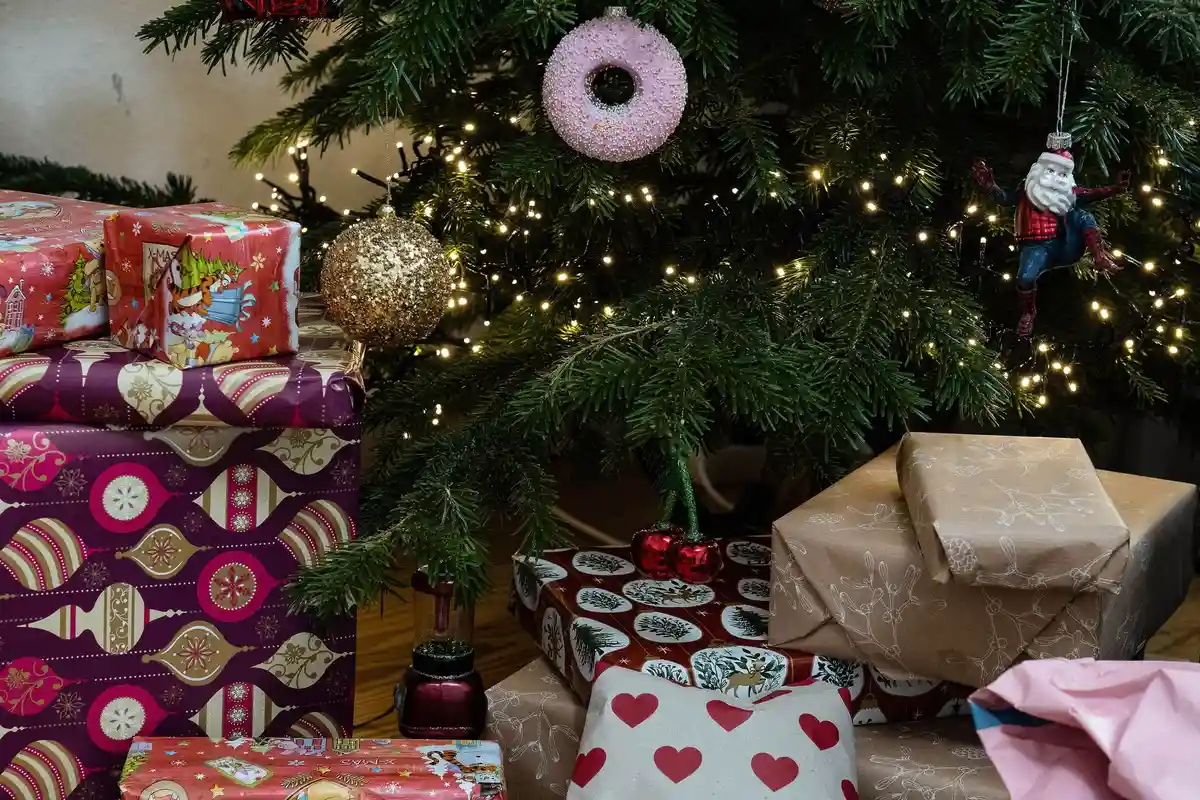 Подарки в канун Рождества:Согласно опросу, в этом году больше людей, чем в прошлом, могут представить, что будут дарить подержанные вещи в качестве рождественских подарков. (символическое изображение)