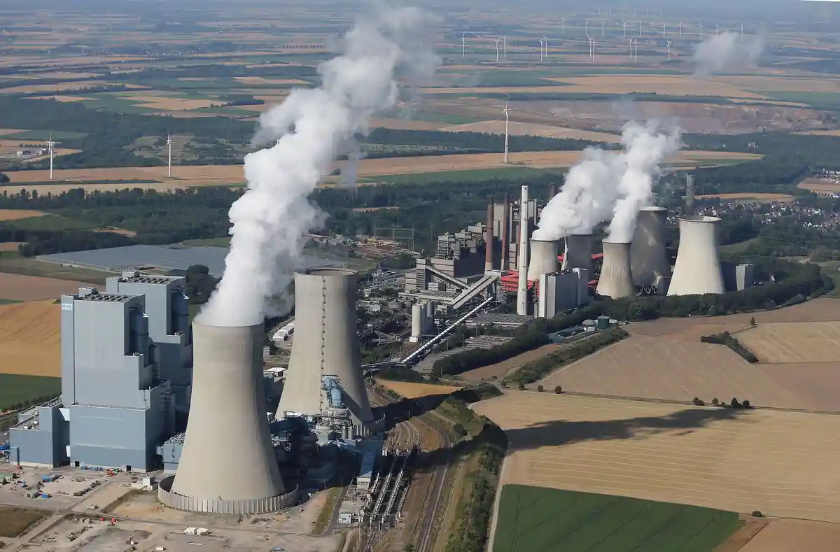 Поэтапный отказ от угля: Комиссия ЕС одобрила выплату миллиарда евро:Электростанции RWE Neurath I и II, работающие на буром угле, в Гревенбройхе-Нейрате.
