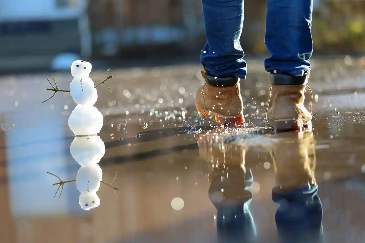 Погода в Баден-Вюртемберге:Маленький снеговик в луже.