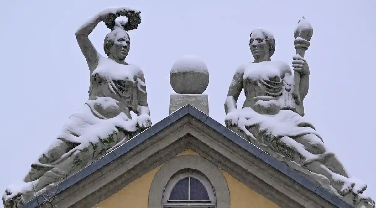 Погода в Эрфурте:Снег лежит на крыше дома в историческом центре Эрфурта.