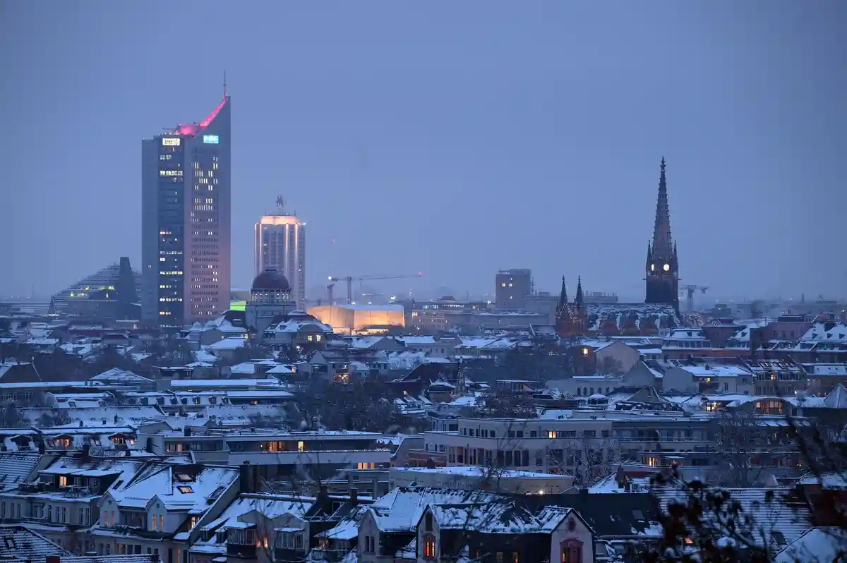 Погода в Лейпциге:Вечером снег покрывает крыши Лейпцига.