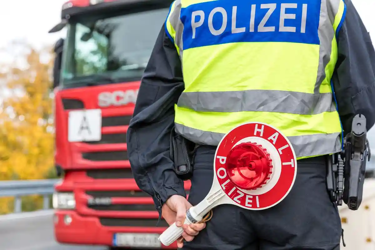 Пограничный контроль:Сотрудники федеральной полиции проверяют автомобили на пограничном переходе между Германией и Польшей.