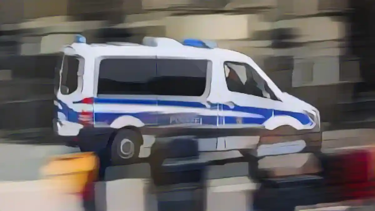 Полицейская машина едет по городу.:Патрульная машина полиции едет по городу. Фото