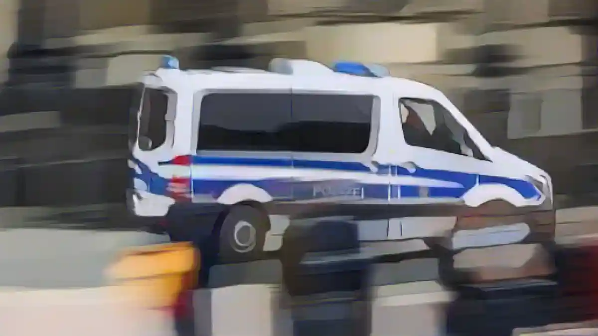 Полицейская машина едет по городу.:Патрульная машина полиции едет по городу. Фото
