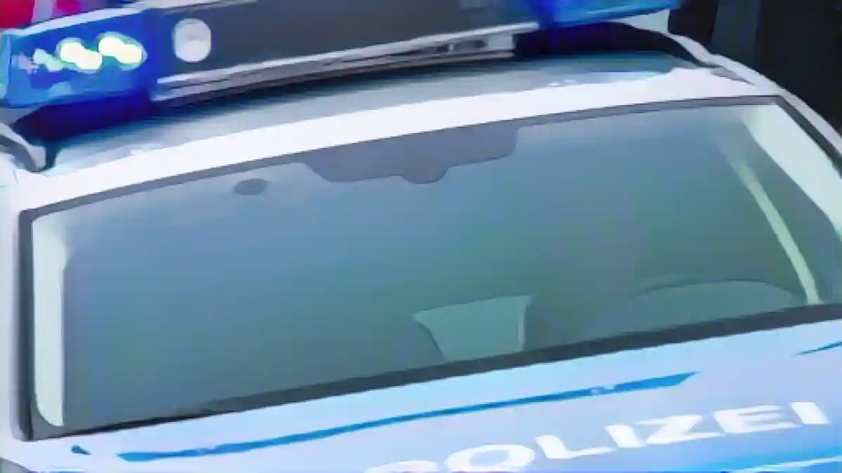 Полицейская патрульная машина с мигающими синими огнями.:Патрульная машина полиции с мигающими синими огнями. Фото