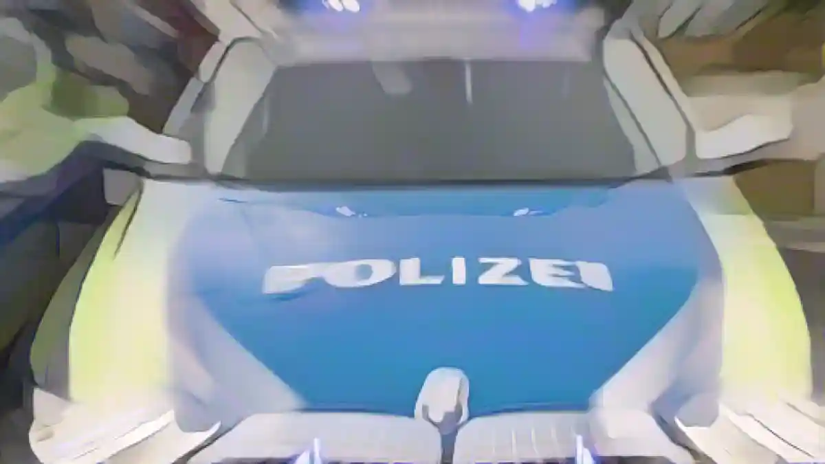 Полицейская патрульная машина с включенными синими фарами.:Патрульная машина полиции с включенными синими фарами. Фото