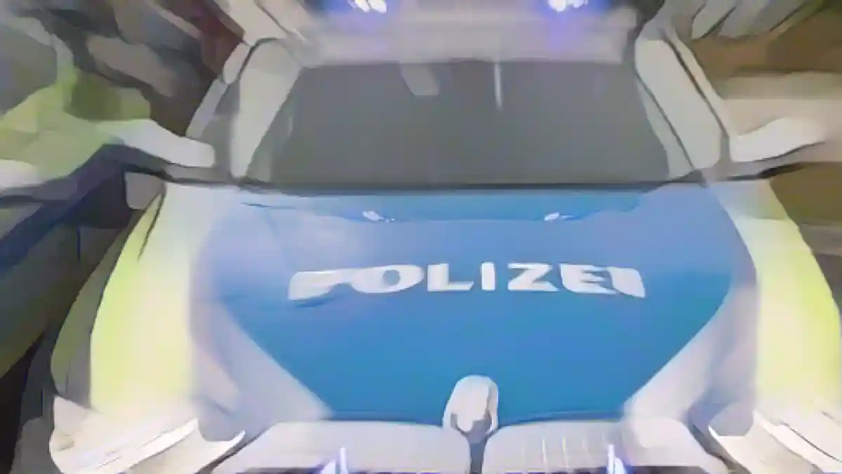 Полицейская патрульная машина с включенными синими фарами.:Патрульная машина полиции с включенными синими фарами. Фото