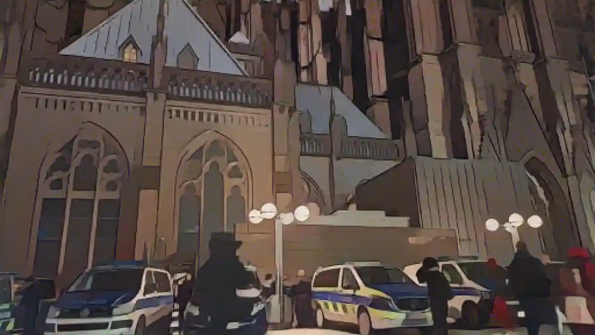 Полицейские машины припаркованы перед Кельнским собором.:Полицейские машины скорой помощи перед Кельнским собором. Фото