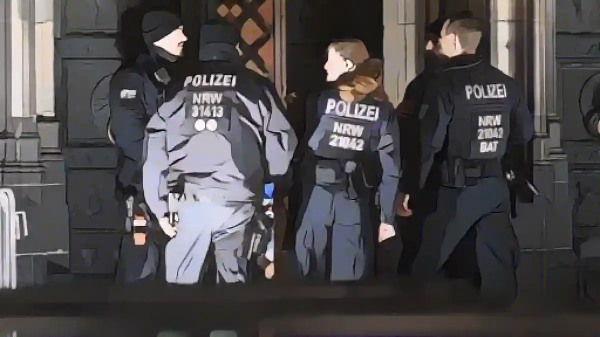 Полицейские охраняют вход в Кельнский собор.:Полицейские охраняют вход в Кельнский собор. Фото