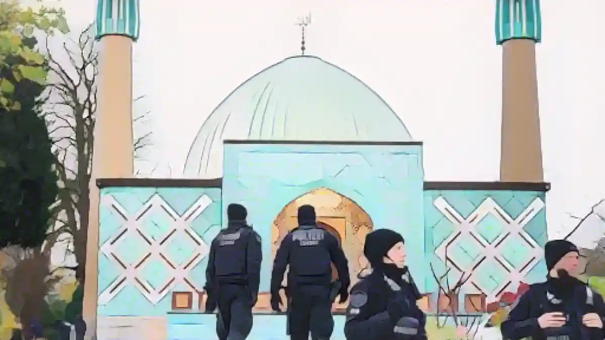 Полицейские стоят перед мечетью имама Али во время рейда в Исламском центре Гамбурга.:Полицейские стоят перед мечетью имама Али во время рейда в Исламском центре Гамбурга. Фото