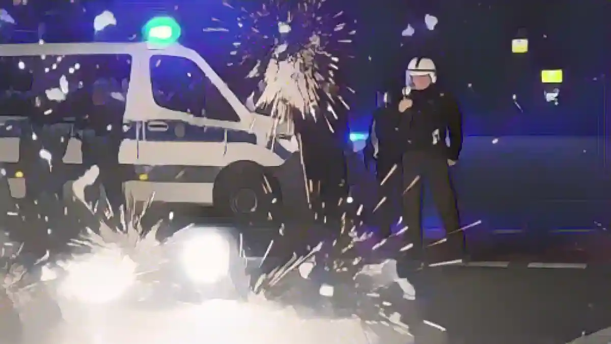 Полицейские стоят за взрывами фейерверков.:Полицейские стоят за взрывами фейерверков. Фото