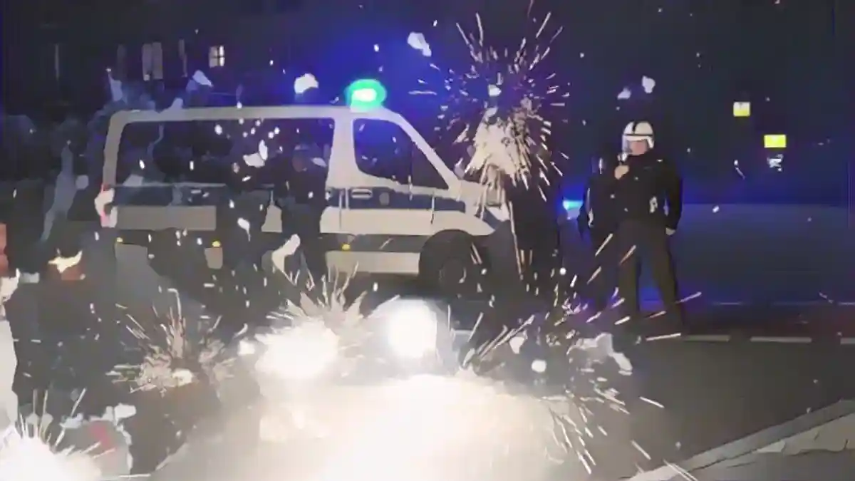 Полицейские в Берлине во время операции в канун Нового года 2022/23:Полицейские в Берлине во время операции в канун Нового года 2022/23.