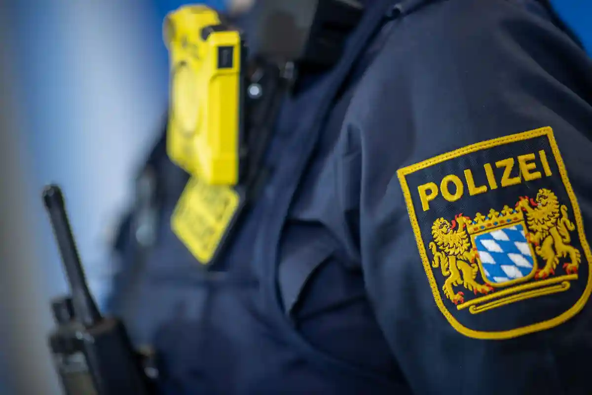 Полиция Баварии:Женщина-полицейский носит значок баварской полиции.