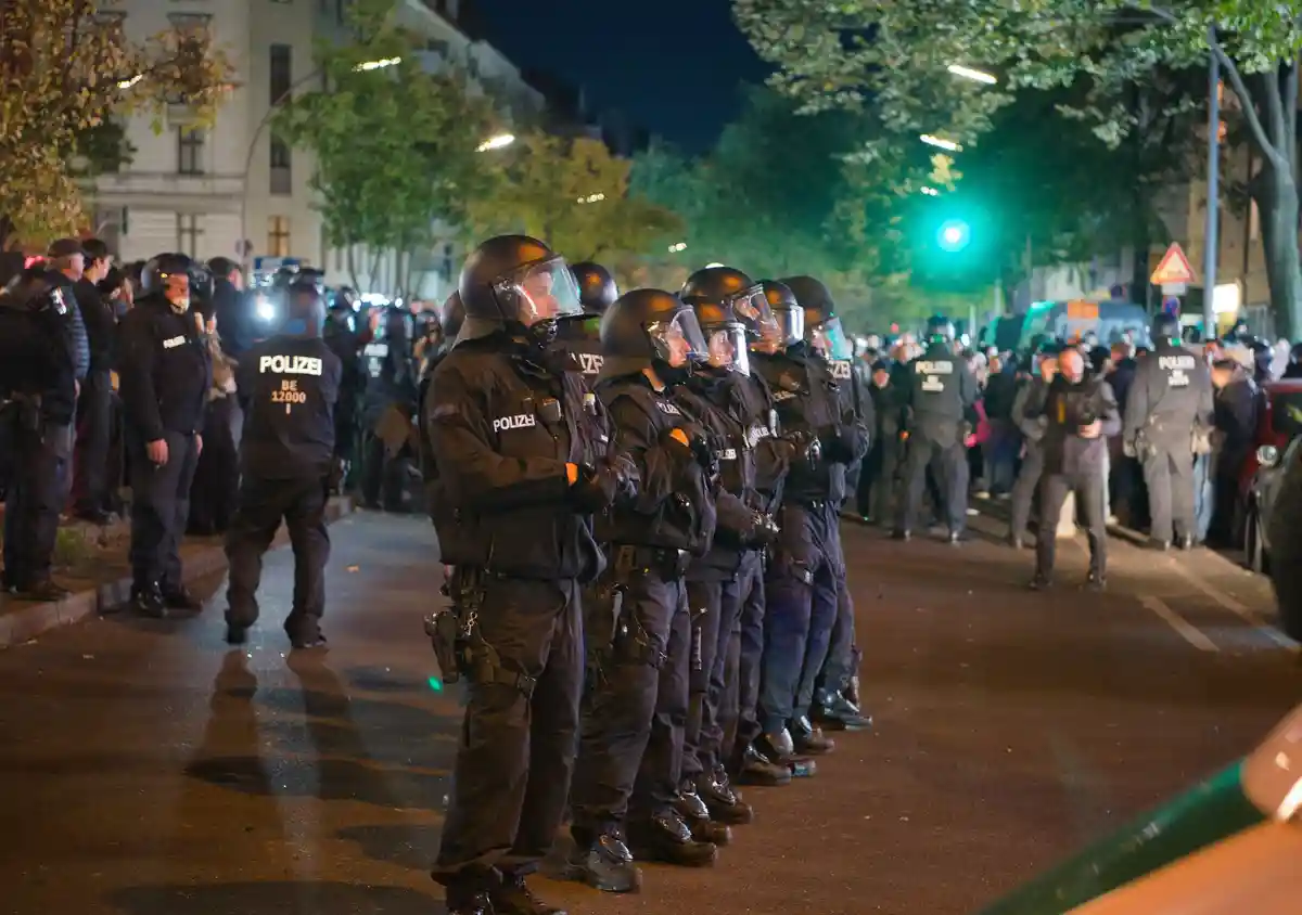 Полиция в Берлине:Полицейские стоят во время запрещенной демонстрации в поддержку Палестины в Берлине-Нойкёльне.