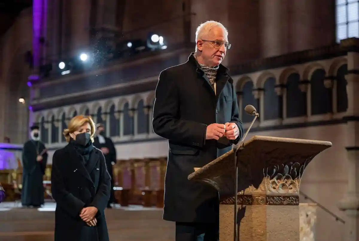 Поминальная служба по жертвам массового убийства в Трире:Лорд-мэр Трира Вольфрам Лейбе выступает в Высокой соборной церкви в Трире.