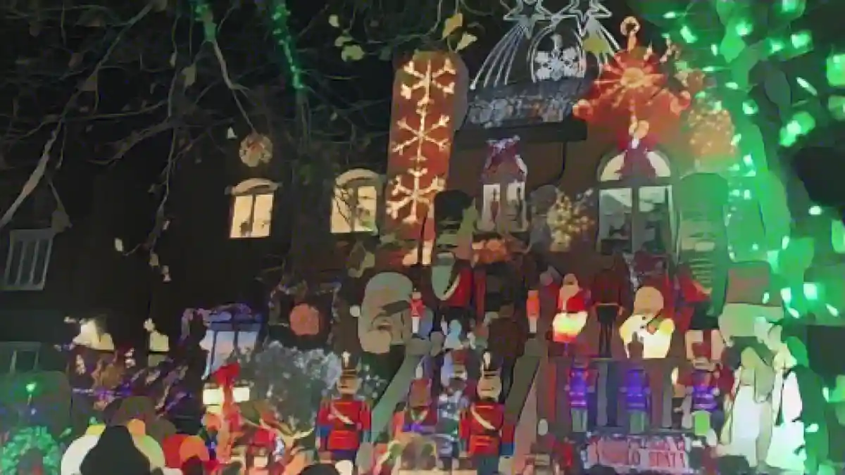 Посетители любуются украшенным к Рождеству домом Люси Спаты в нью-йоркском районе Дайкер-Хайтс.:Посетители любуются украшенным к Рождеству домом Люси Спаты в нью-йоркском районе Дайкер-Хайтс. Фото