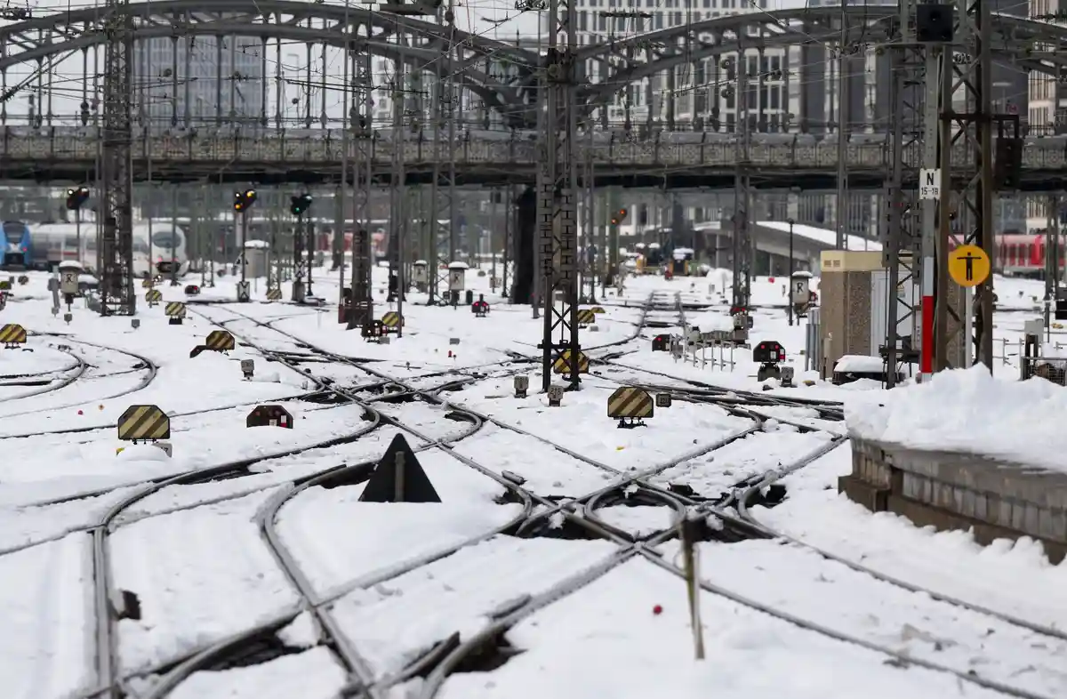 После снежного хаоса в Баварии:На главной железнодорожной станции снег и лед на путях.