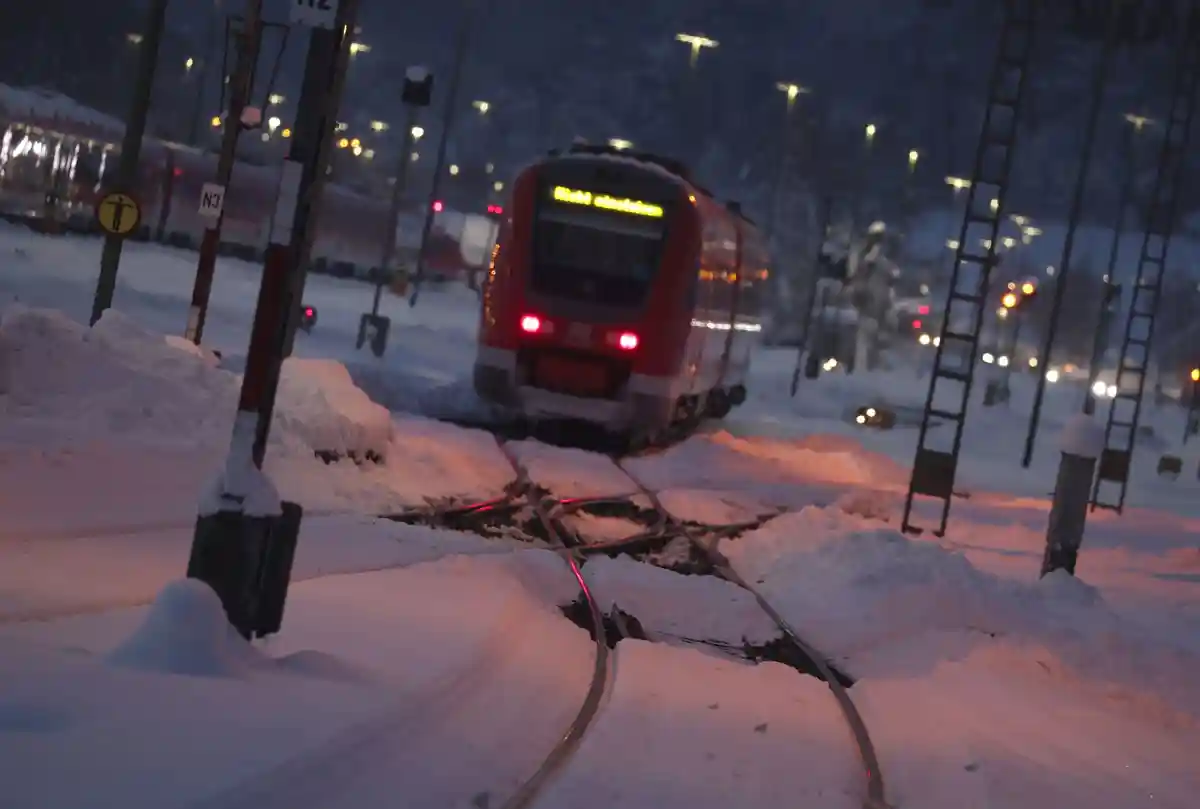 После снежного хаоса в Баварии:Ранним утром с ветреной станции отправляется поезд.