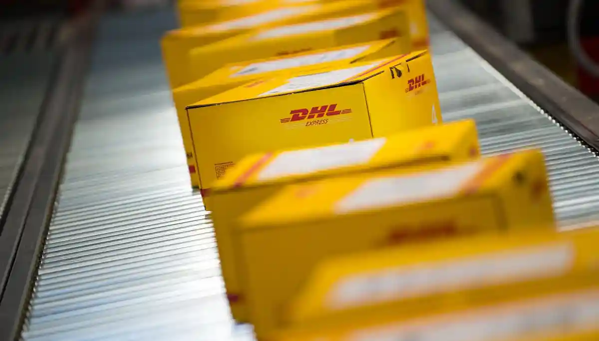 Посылки DHL:Посылки лежат на конвейере в логистическом центре DHL Express.
