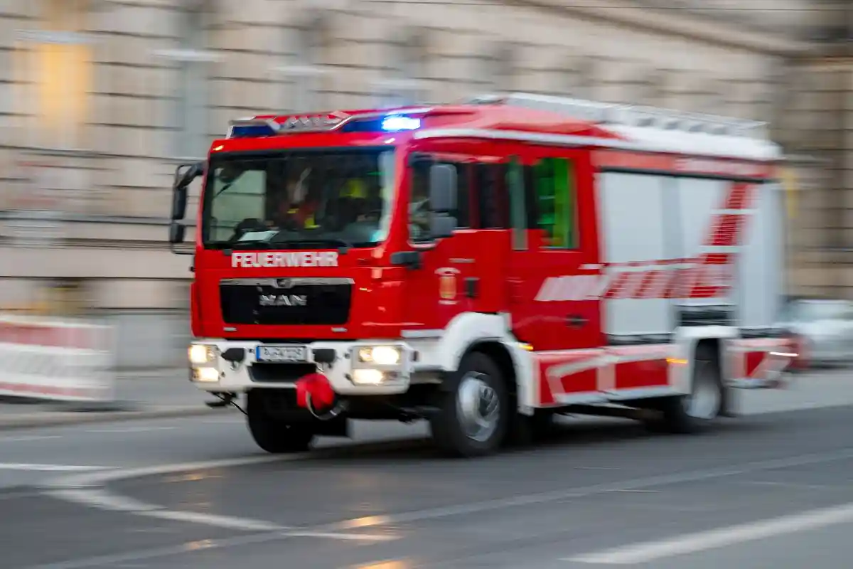 Пожарная бригада:На дороге стоит пожарная машина с мигающими синими огнями.