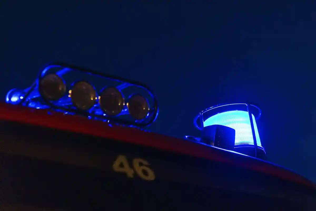 Пожарная бригада:Синий свет освещает крышу пожарной машины.