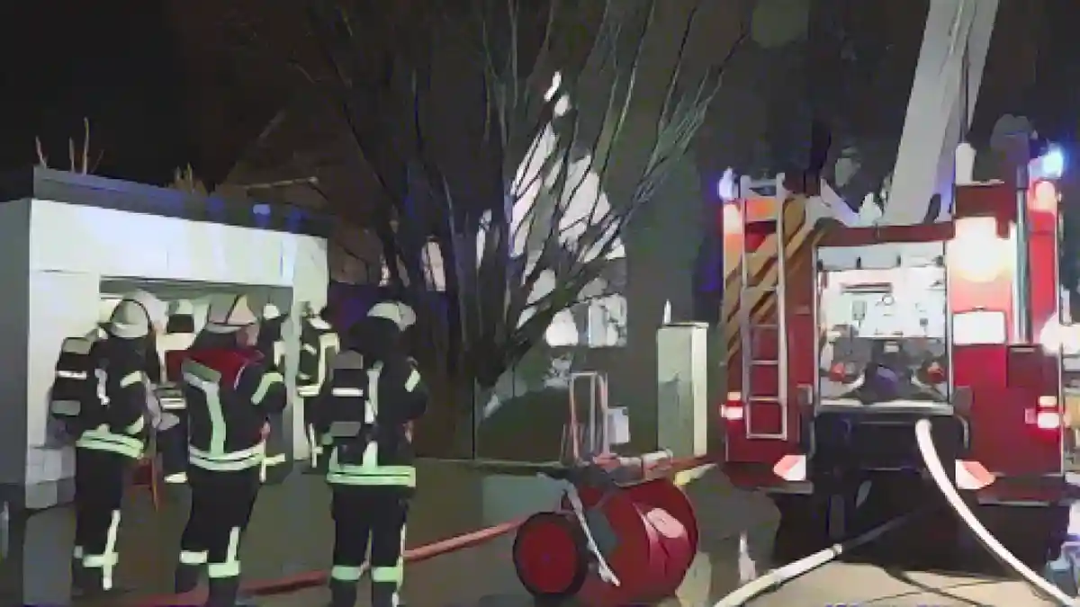 Пожарные стоят со своим автомобилем перед домом в Элсдорфе.:Пожарные стоят со своим автомобилем перед домом в Элсдорфе. Фото