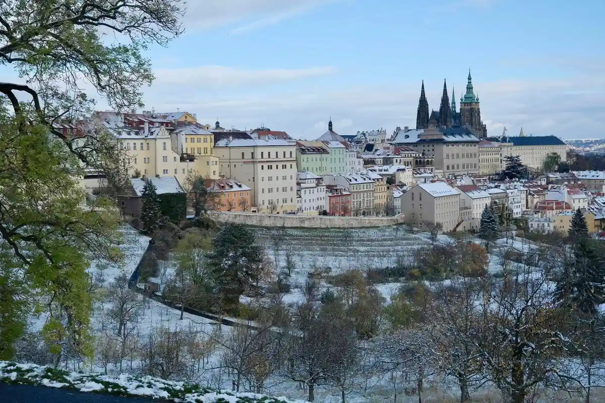 Прага:Снег покрывает Прагу.