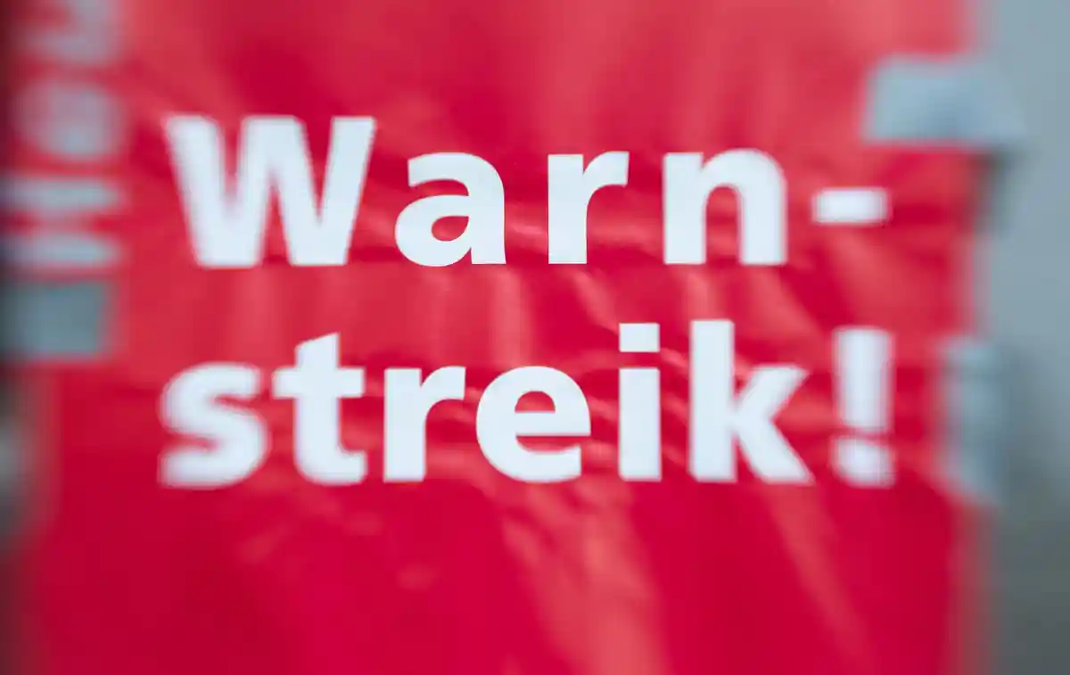 Предупредительная забастовка:"На табличке написано "Предупредительный удар!