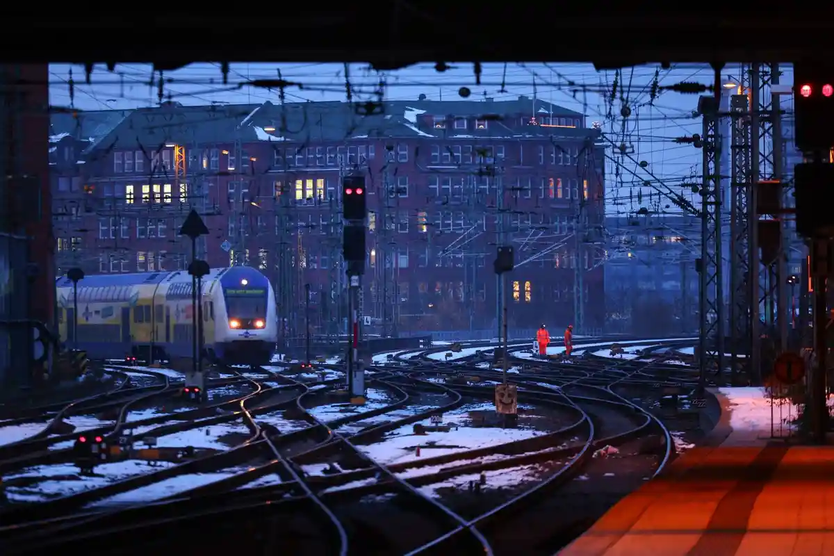 Предупредительная забастовка на железной дороге - Гамбург:Региональный поезд подъезжает к главному вокзалу, в то время как железнодорожники работают на путях.